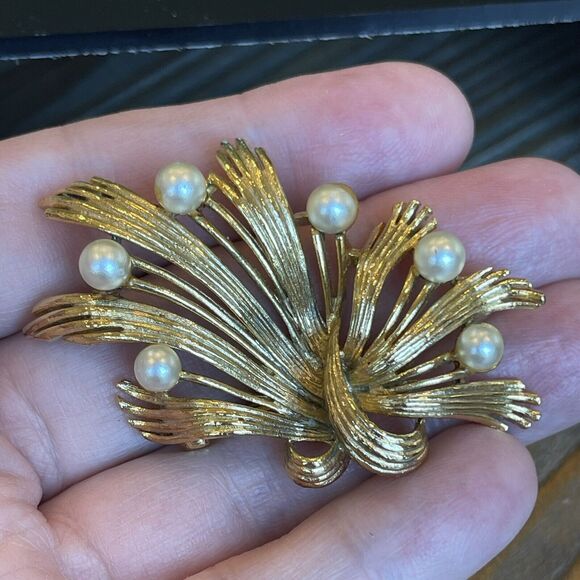 Vintage Signed Lisner Ribbon Gold Tone Faux Pearl Spray Brooch Women’s Jewelry - Picture 4 of 7